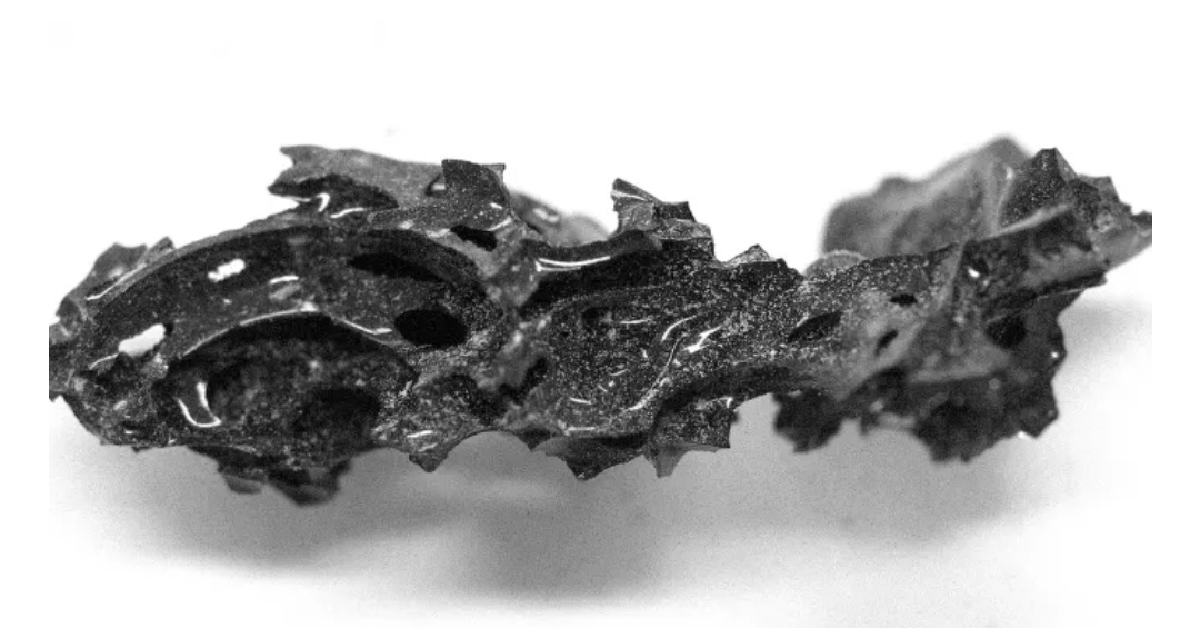 Прибрежный город Геркуланум был уничтожен извержением Везувия. На фото фрагмент органического стекла, найденный внутри черепа умершего человека в Геркулануме. Пьер Паоло ПетронеВ в этом