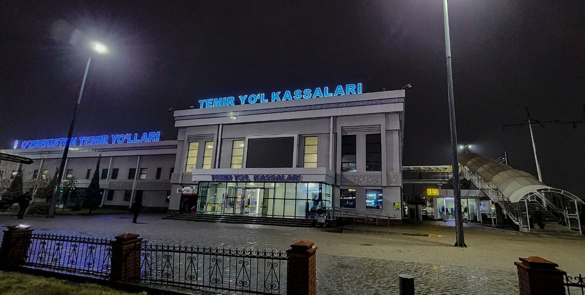 Здание, где продаются билеты на поезд.  Вокзал с залом ожидания находится левее.