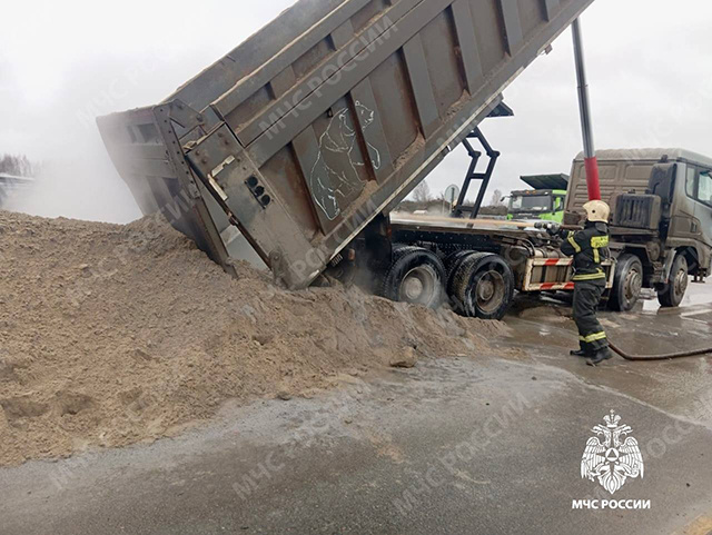 У самосвала загорелись колеса в Тверской области