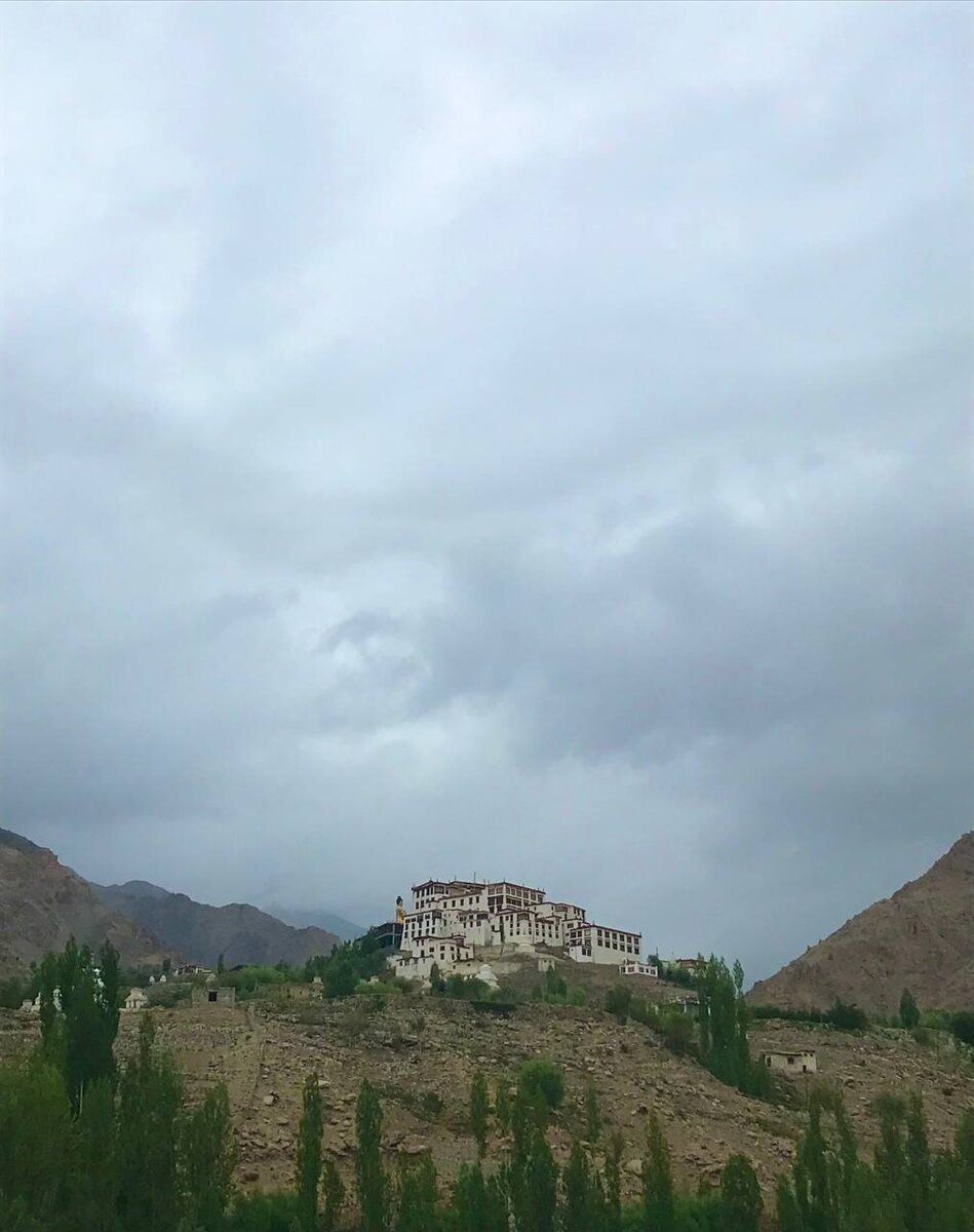 Величественный монастырь Ликир на холме.