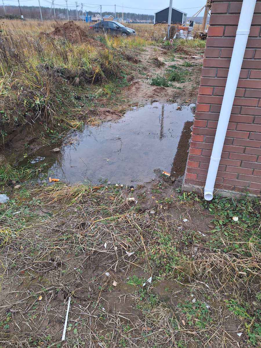 Как раз этот угол внутри дома и не сохнет, уже появилась плесень из-за сильной влажности в комнате. 