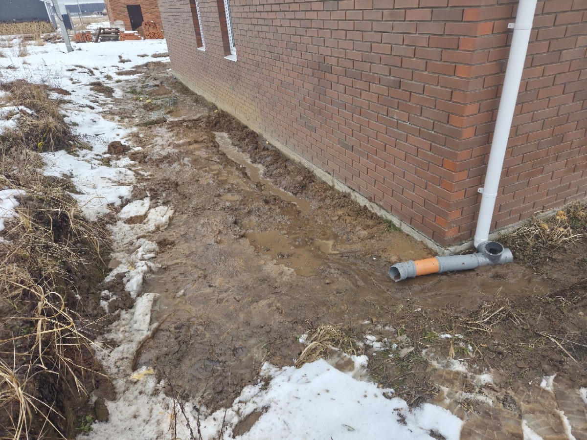 Это я пытался отвести воду от угла дома немного в сторону, вырыв небольшой канал вдоль дома😅