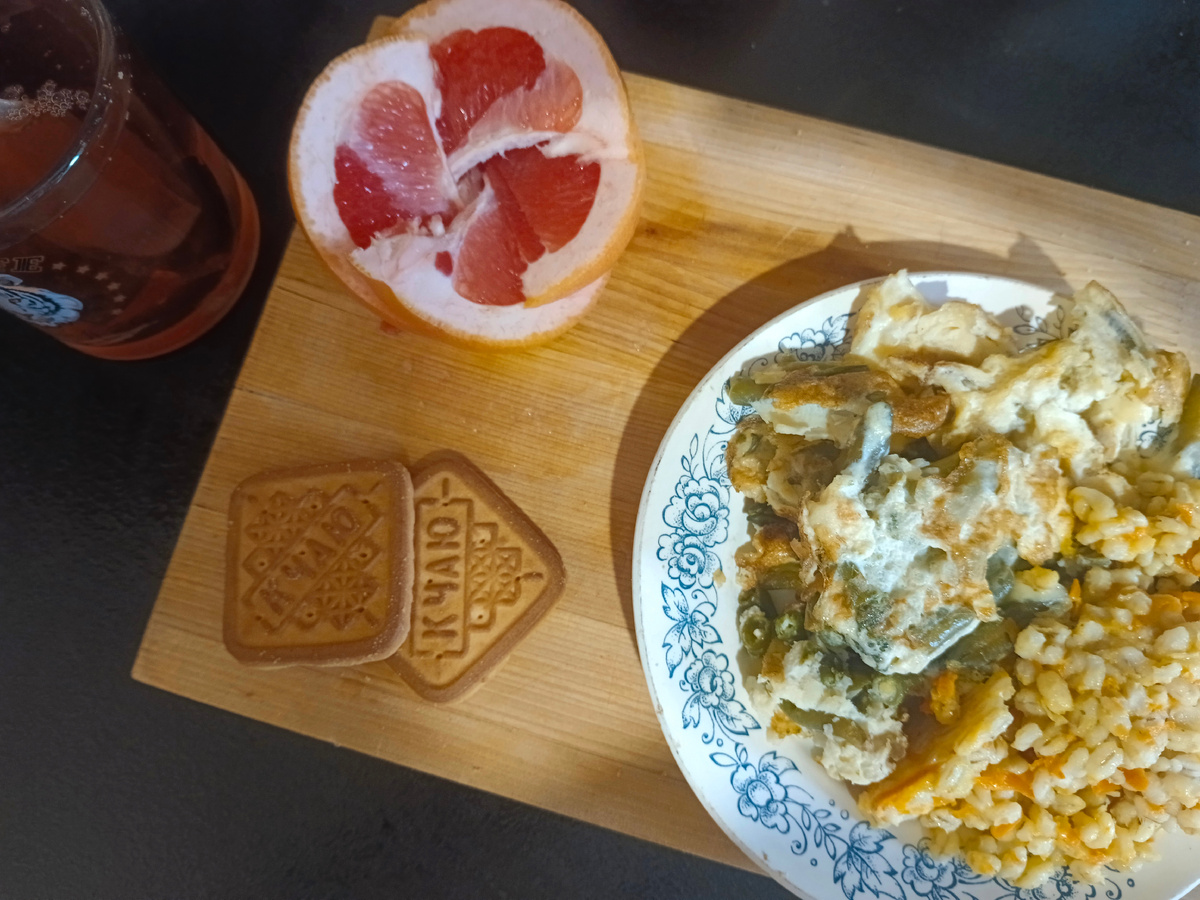 Перловка с овощами, яйцо с стручковой фасолью  и молоком, грейпфрут. Печенье к чаю и сам чай с сахаром. 