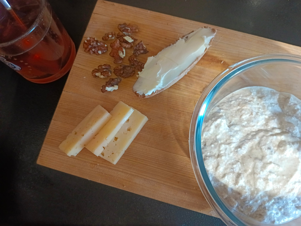 Сыр, орехи, хлеб с маслом и творог с бананом и сметаной. Чай с сахаром.