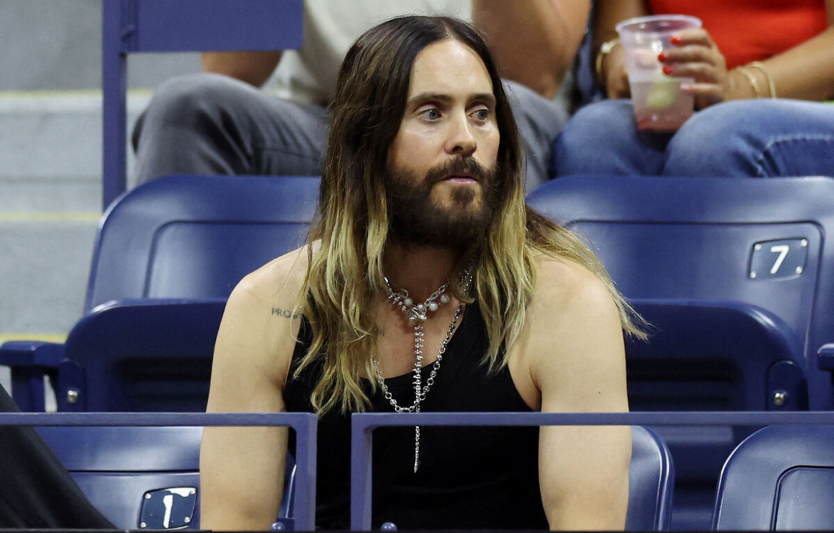 Джаред Лето. Солнечный десятидомный КОзерог. Скопление в Стрельце в 9 доме, включая Нептун и Юпитер — прям комбо для известности и мегапопулярности. Плюс Юпитер и Нептун в Стрельце в 9 доме дают невообразимый дар перевоплощения. Очень интересно проявляется в его жизни Солнце в Козероге, кроме любви к спорту, поджарому стройному, даже сухому телу, статуса мировой звезды и моложавости (мужчине, на секундочку, 53 года) — Джаред очень любит взбираться вверх. То на концерте без страховки полезет вверх по вышке до самого её пика, то из окна отеля давай по хрупкому бордюру скакать обезьяной вдоль стен и окон — и опять без всякой страховки всему народу на ужас и психотравмы свидетеля. 