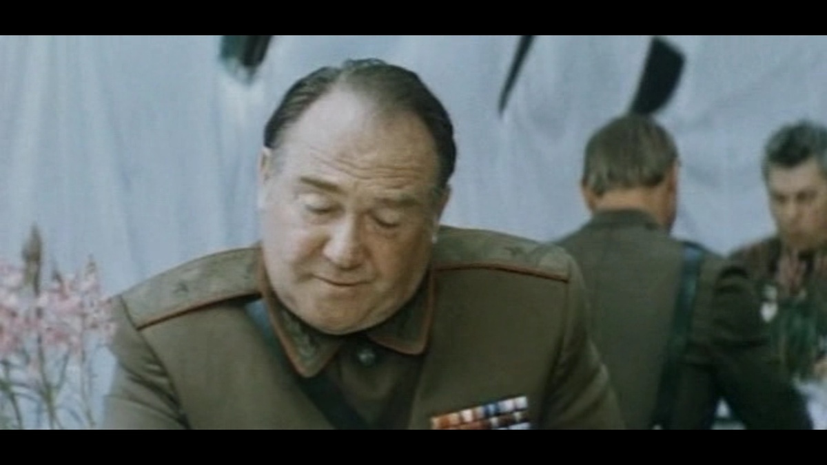 Командир дивизии генерал-майор К. Н. Бурых в полевой форме. Кадр из фильма
