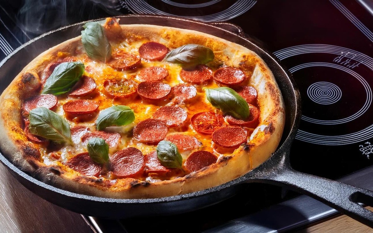 Пицца на сковороде удивит ароматом и вкусом: запомните простой рецепт для быстрого приготовления / Фото: Pogovorim.by
