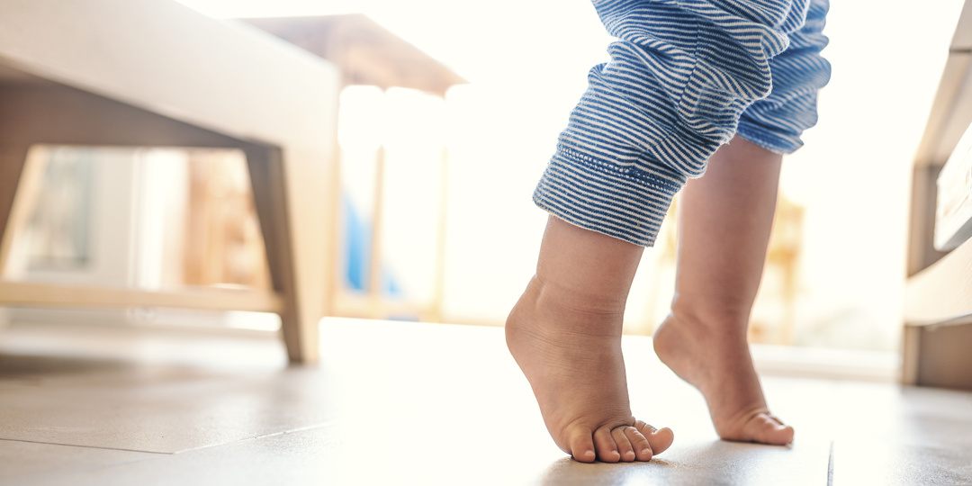 Почему малыш ходит на носочках? Норма или нет?