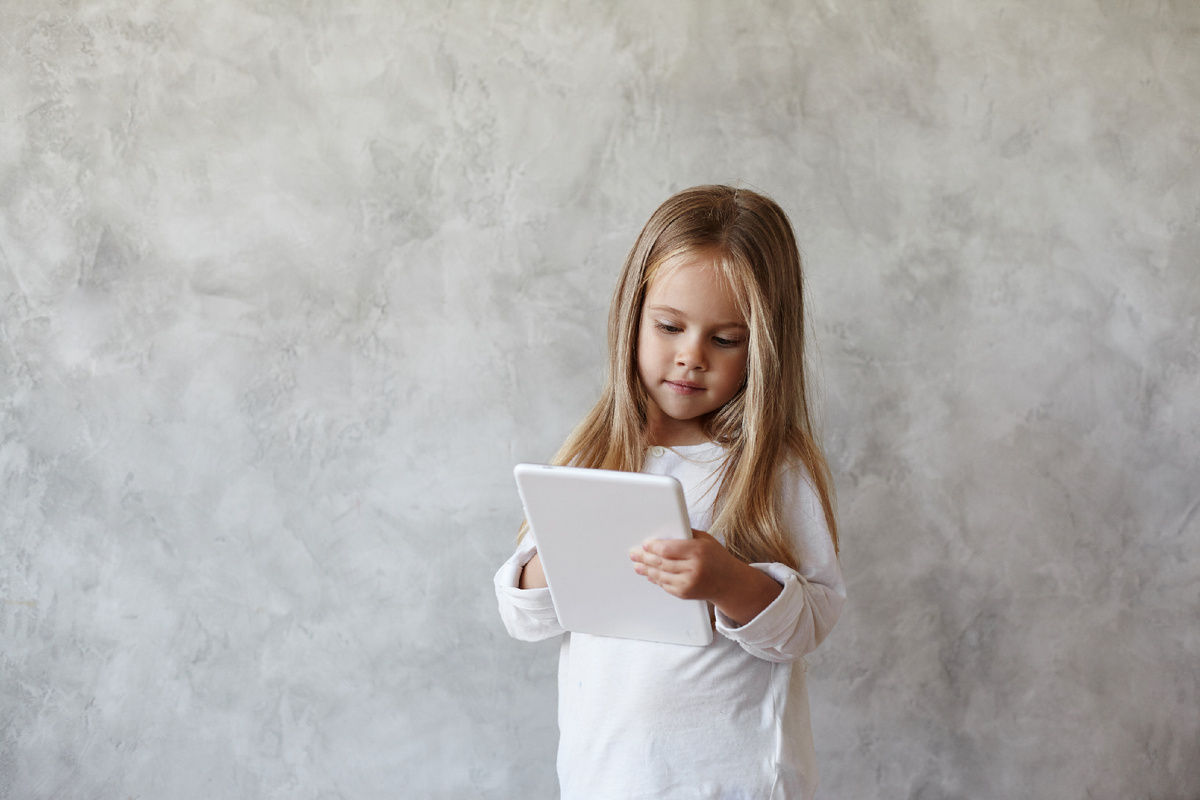 Ребенок с планшетом. Фото: www.freepik.com