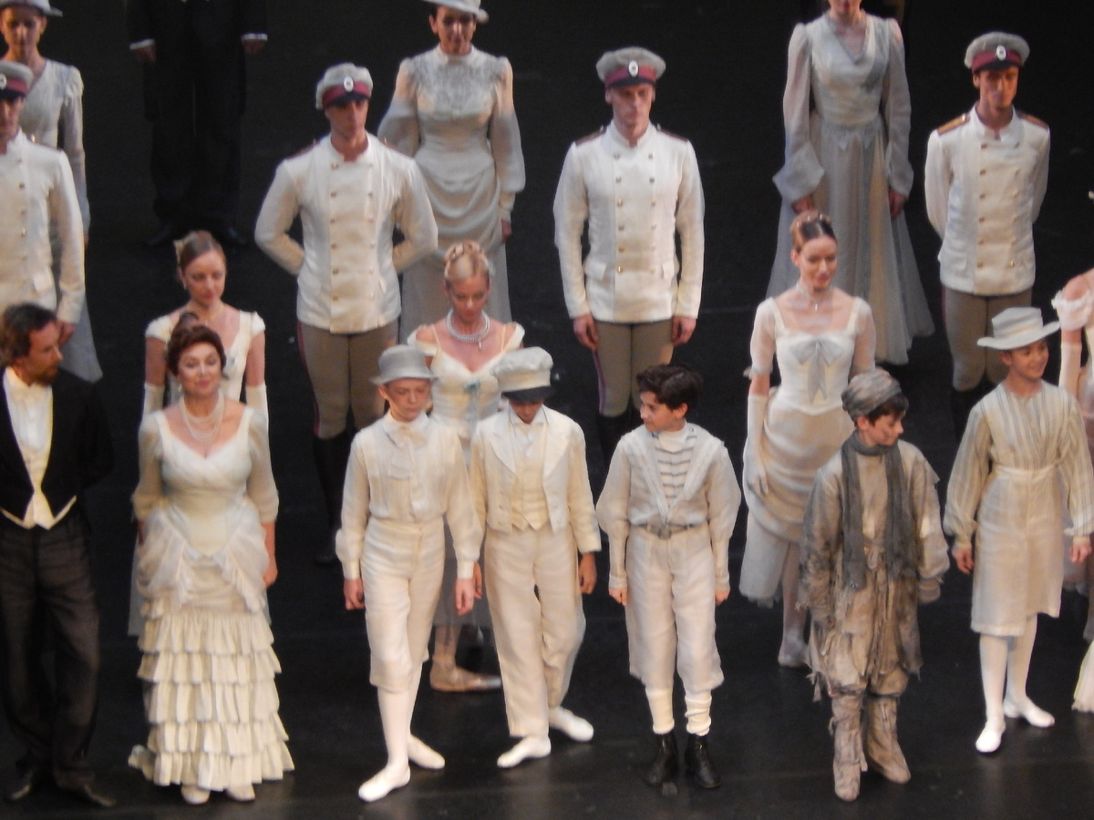 Вторая слева - Любовь Кунакова