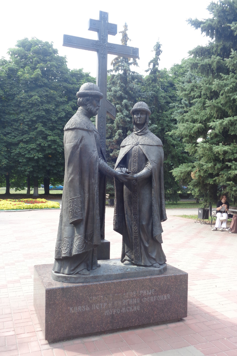 Памятник напротив здания ЗАГС в Промышленном районе г. Курска. 2015 год. Автор: С. Третьяков.