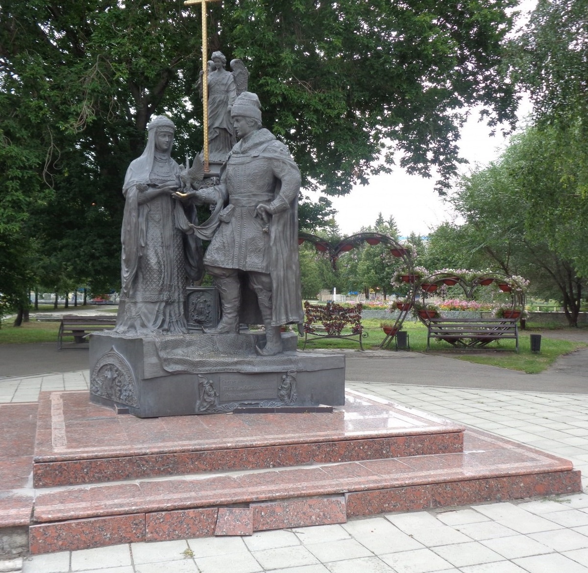 Очень симпатичный памятник в г. Бийске, гор.сад ул. Л. Толстого. 2011 год. Автор: С. Исаков.