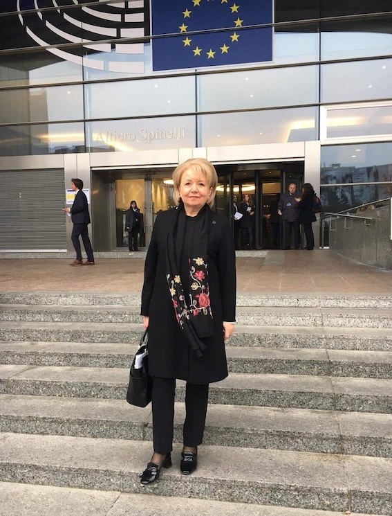 Председатель партии «Яблоко» и депутат Законодательного собрания Карелии Эмилия Слабунова не пропускала возможности поучаствовать в мероприятиях партии «Альянс либералов и демократов за Европу», 2017 год. 