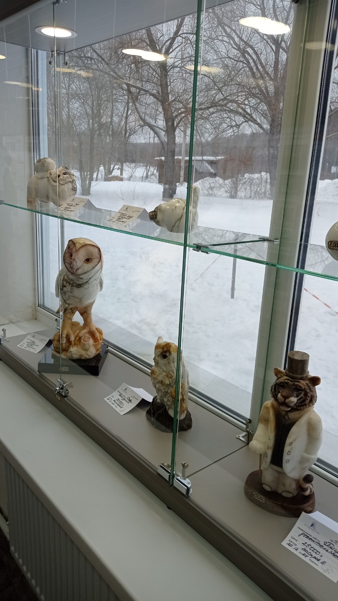 Ездили как-то в феврале в новый торговый зал у ледяной пещеры. Так  вот раз в месяц я куда-то выбралась из квартиры и наверно уже хорошо. 