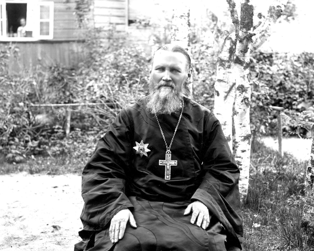 Господи!

Имя Тебе — Любовь: не отвергни меня, заблуждающагося.

Имя Тебе — Сила: укрепи меня, изнемогающего и падающаго.

Имя Тебе — Свет: просвети душу мою, омраченную житейскими страстями.

Имя Тебе — Мир: умири мятущуюся душу мою.

Имя Тебе - Милость: не переставай миловать меня.

Аминь.

Святой праведный Иоанн Кронштадтский