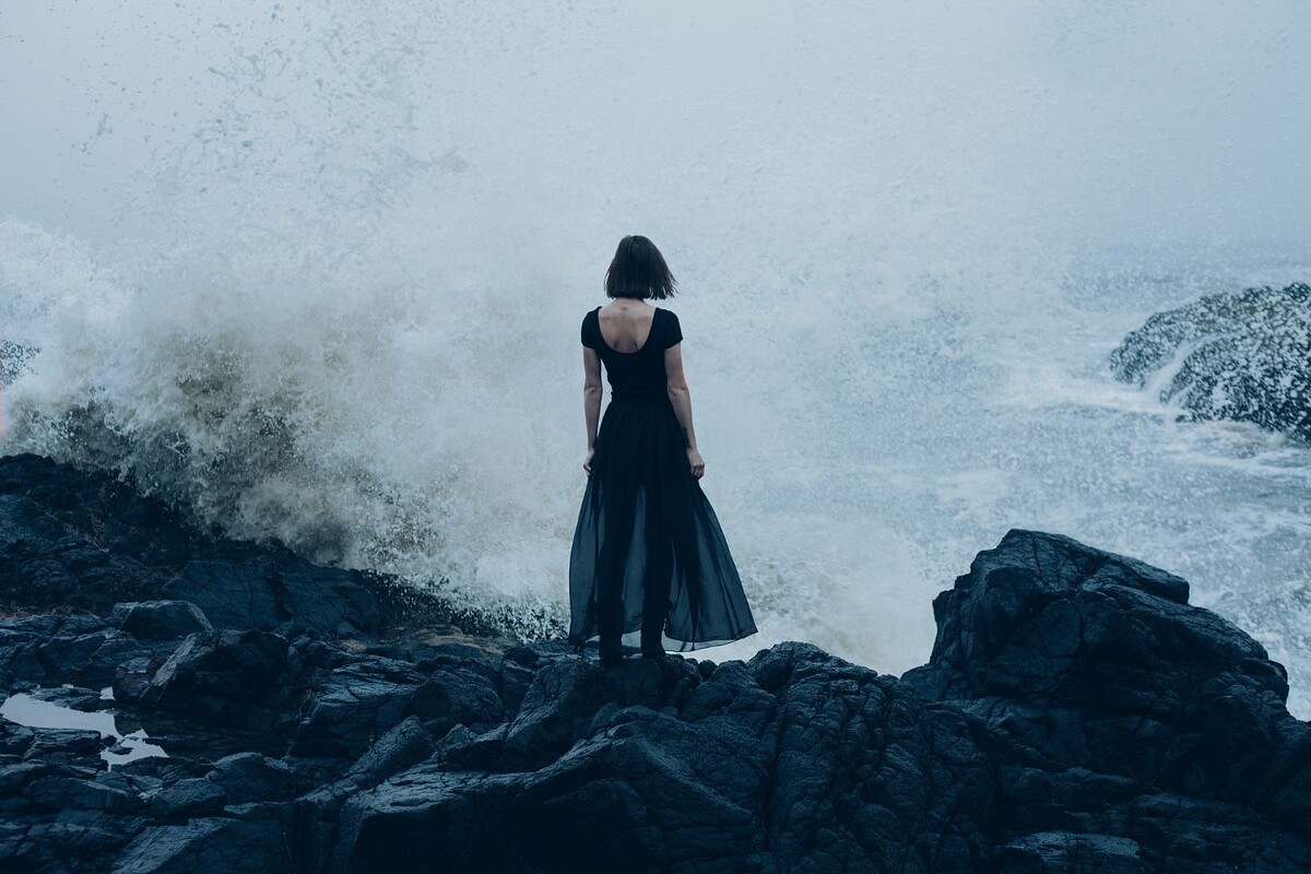 Девушка на скале