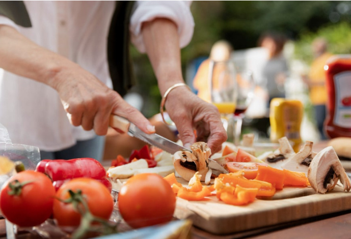 Чем угостить на день рождения коллег на работе? Этот вопрос волнует тех, кому предстоит отмечать важную дату в офисе. Хочется одновременно порадовать и удивить всех, но при этом не потратить большую сумму и сэкономить время. Предлагаем удачные идеи организации стола на праздник в рабочем кругу.