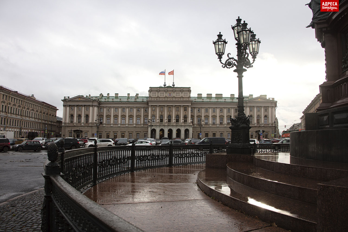 Вид на здание Мариинского дворца с Исаакиевской площади. Фотография Юрия Молодковца.