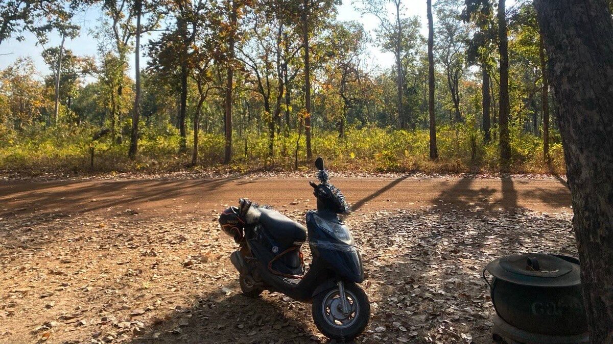 На фото наш скутер Atilla Victoria, на написание этой статьи она с нами уже проехала 15к+ км. Фото с Севера Камбоджи, январь 2025 год.