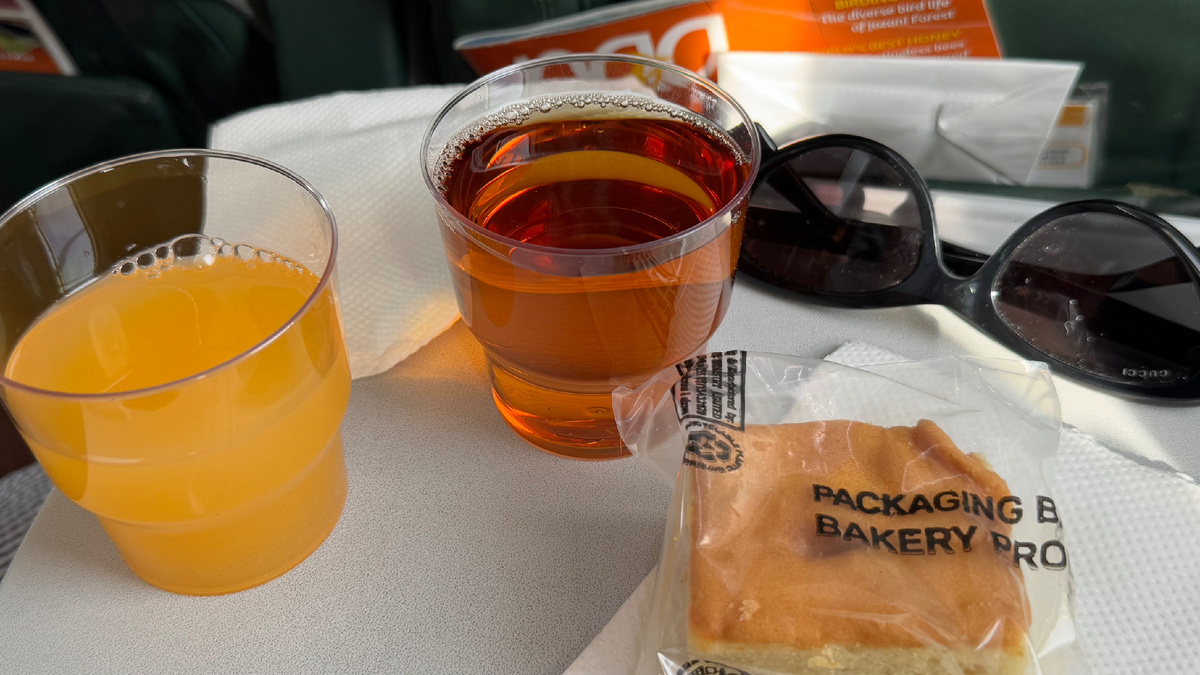 Чай/кофе/сок/вода и очень вкусный кусочек бисквита 