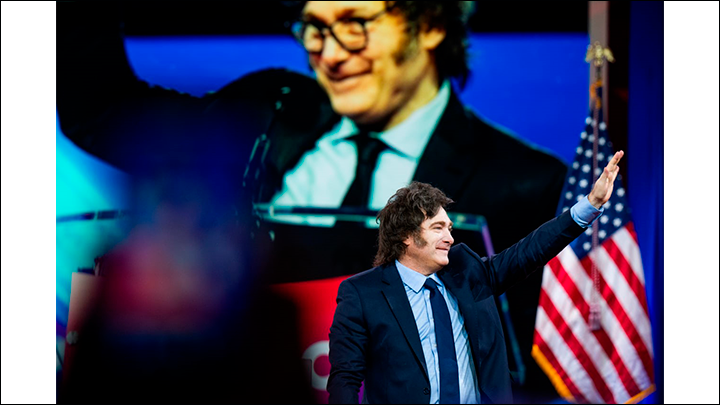 Хавьер Милей уютно чувствует себя на фоне флага США//ФОТО: Annabelle Gordon/Global Look Press