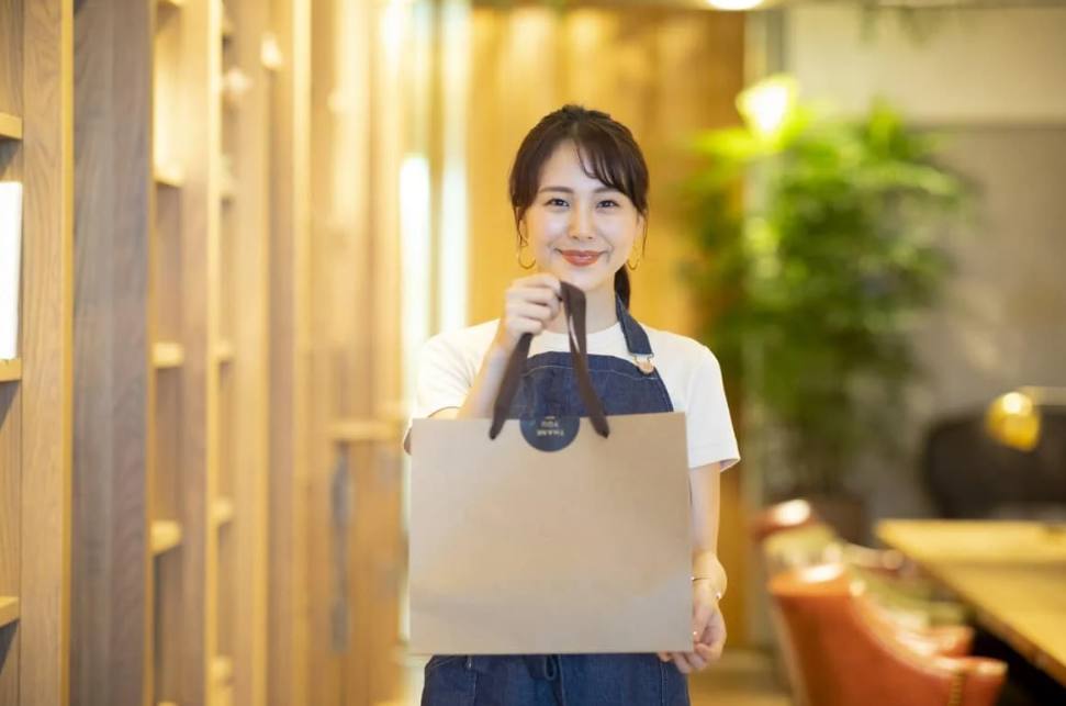 Некоторые рестораны в США в красивые пакеты пакуют остатки