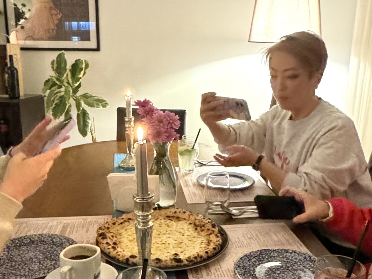 Для встречи с этим товарищем пришлось бросить девчонок. Но я потом вернулась 🤣