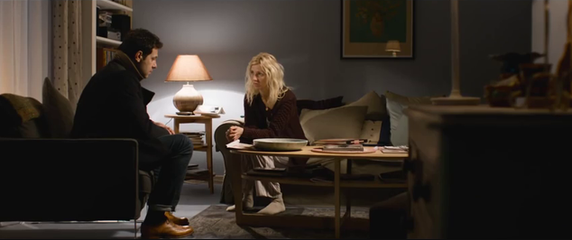 Кадр из фильма "Она его обожает" 2014 года - Венсан приходит к Мюриэль за помощью.