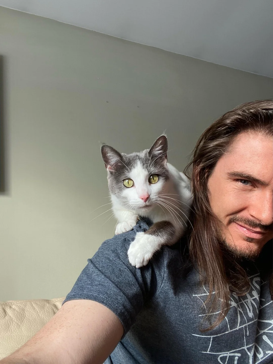    «Это я родилась в теле кошки, а по духу — птица…»