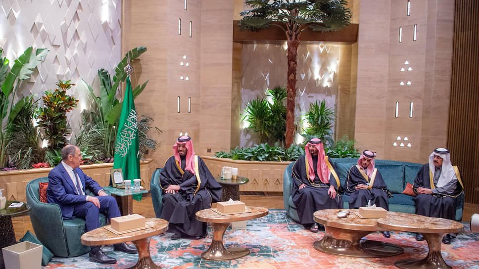 Министр иностранных дел России Сергей Лавров на встрече с наследным принцем Саудовской Аравии Мухаммедом бен Салманом в Эр-Рияде, 18 февраля.📷Фото: Bandar Algaloud / Saudi Royal Court / Handout / Reuters