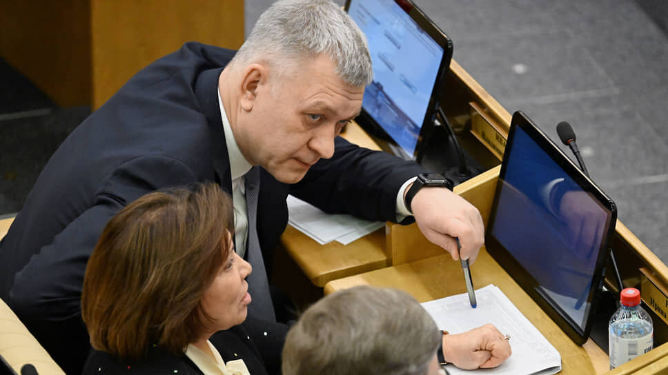 Председатель комитета Госдумы по делам национальностей Владимир Иванов и заместитель председателя комитета Госдумы по международным делам Ирина Роднина.📷Фото: Дмитрий Духанин / Коммерсантъ