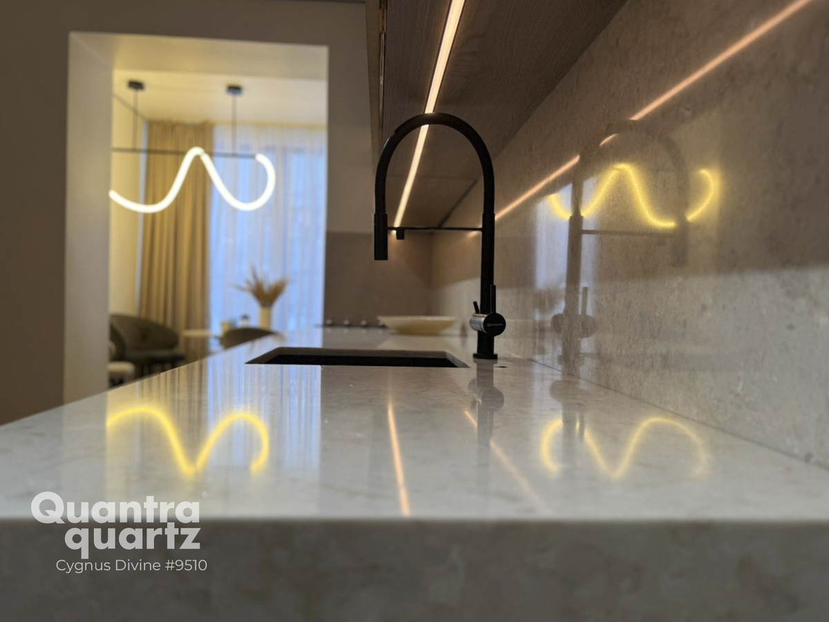 Какой искусственный камень лучше для столешницы? На фото столешница и фартук из кварца Cygnus Divine (Glencoe) от Quantra Quartz