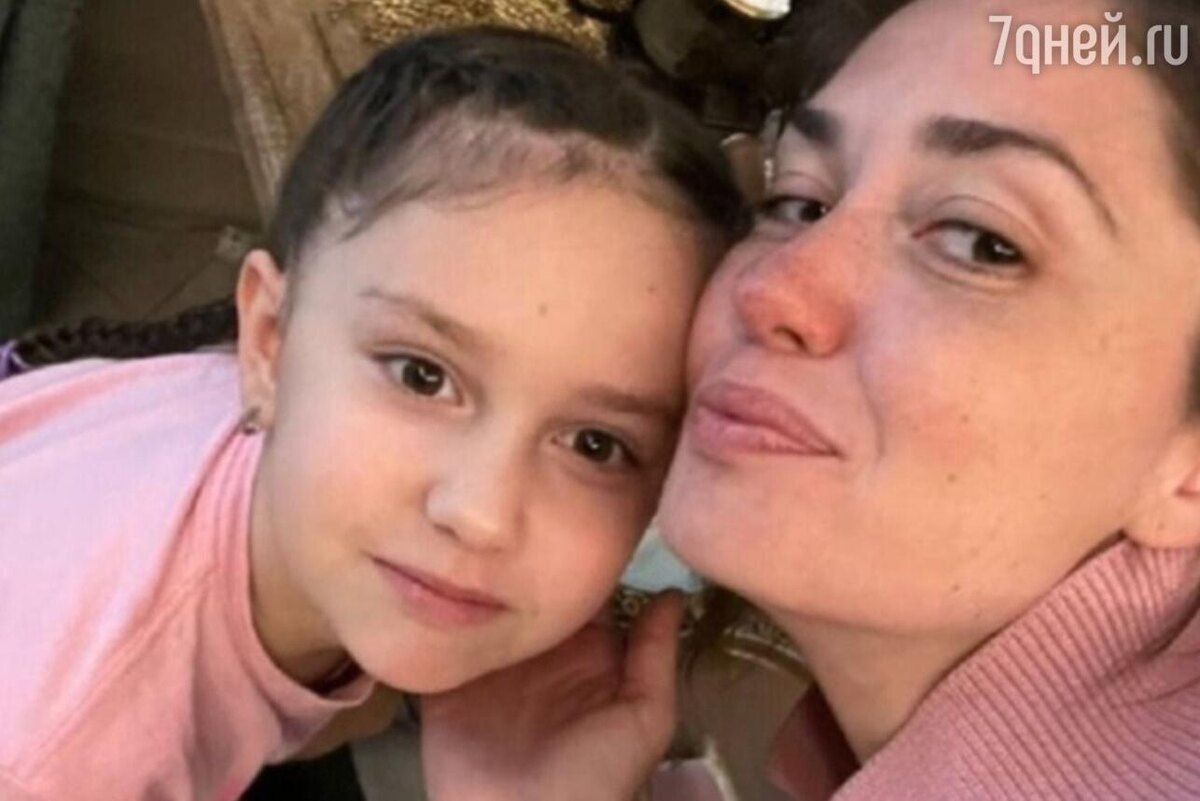    Агата Муцениеце с дочерью Социальные сети