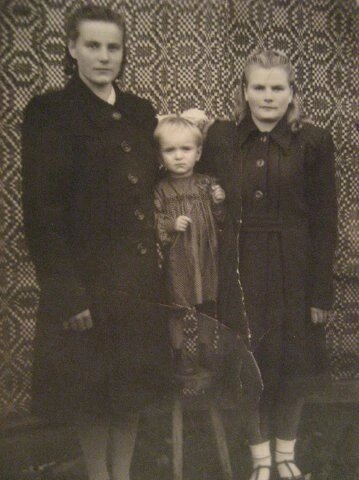 слева направо: моя мама, я, моя тетя