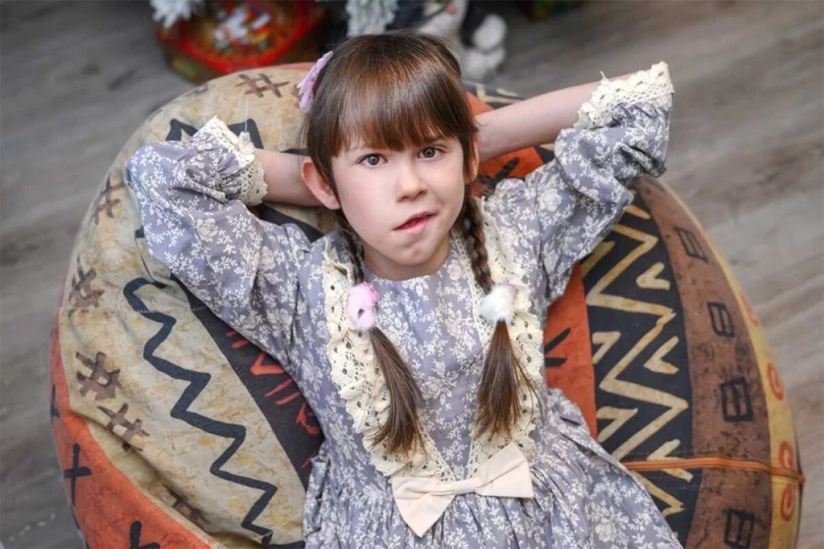    Милана раньше считала себя мальчиком. Теперь она носит платья, красит ногти, но улыбаться не умеет.