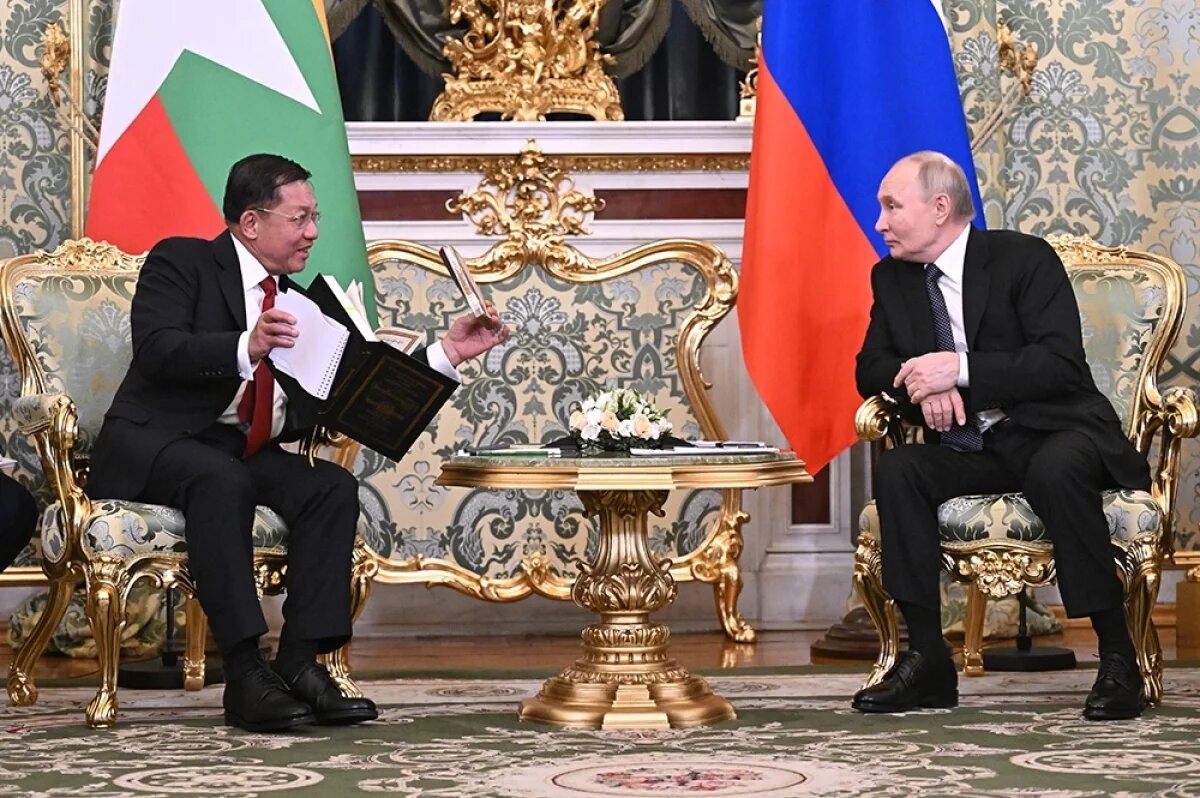    Президент РФ Владимир Путин и председатель Государственного административного совета, премьер-министр Республики Союз Мьянма Мин Аун Хлайн (слева) во время встречи.