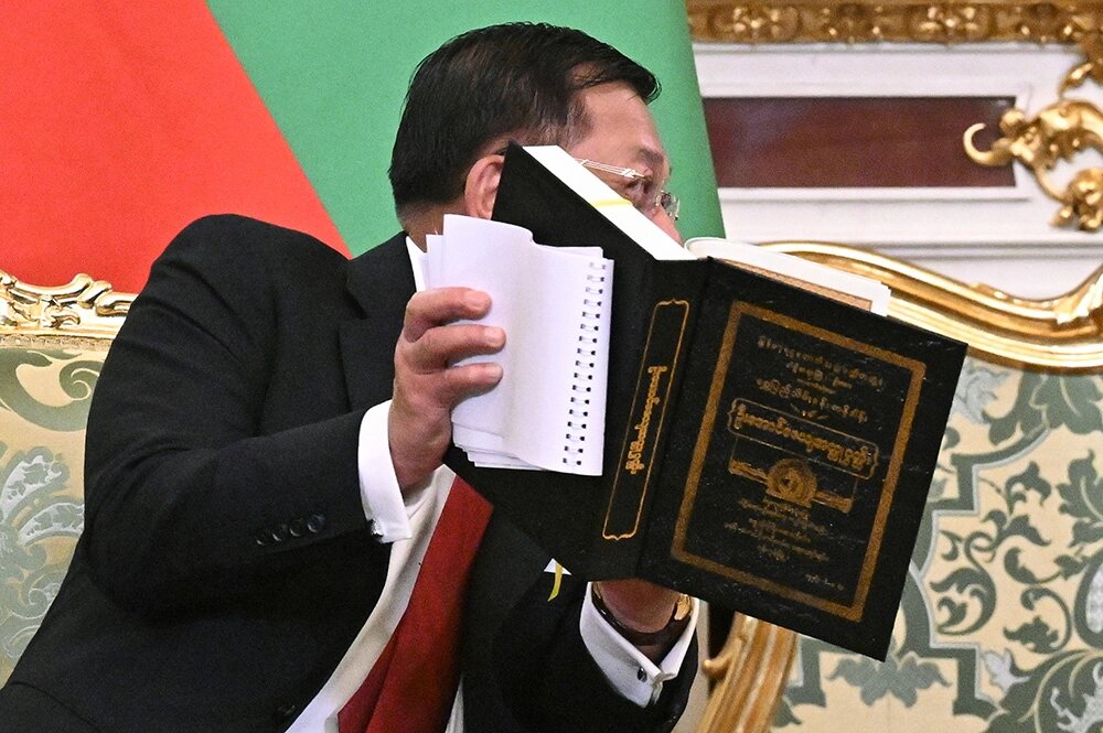    Премьер-министр Республики Союз Мьянма Мин Аун Хлайн дарит книгу Владимиру Путину во время встречи. Фото:  РИА Новости/ Сергей Бобылев