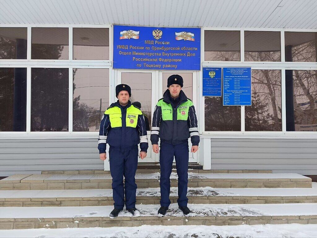    Полицейские Оренбургской области помогли семье, у которых сломалась машина на трассе в мороз