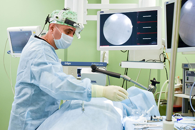    В операционной «Медассиста» Георгий Федорович Шармазанов проводит сложные операции