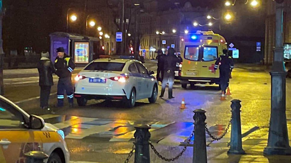 Сотрудники полиции на месте происшествия у ИТМО, где неизвестный несколько раз выстрелил в девушку..📷Фото: Артемий Чулков