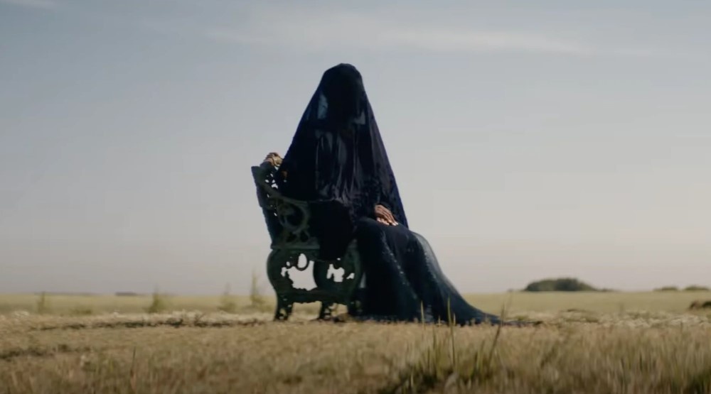     Кадр из фильма «Женщина во дворе» (2025)