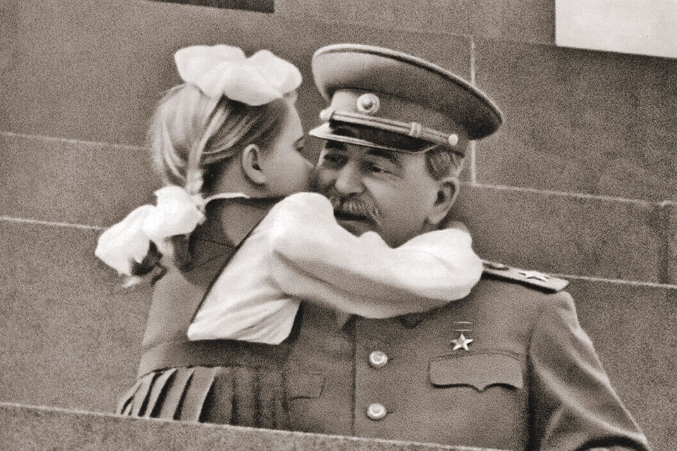    1 мая 1952 года. Сталин любил общаться с детьми. Возможно, потому, что не ждал от них удара в спину. Фото: Scherl/Global Look Press