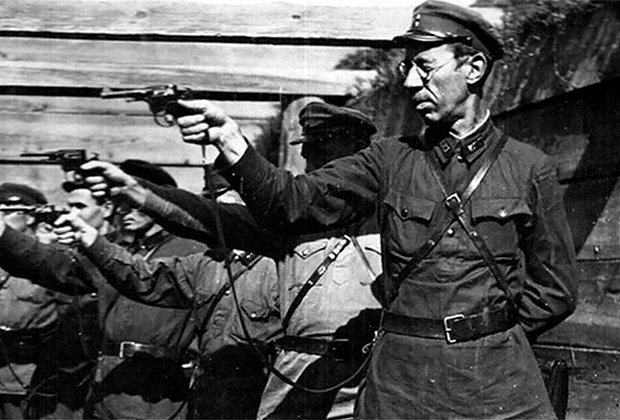    Сотрудники НКВД на тренировке по стрельбе. 1930-е годы XX века. Фото: Public domain