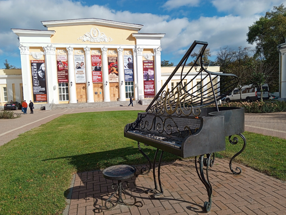 На фото - областная Рязанская филармония, концертный зал им. Есенина.