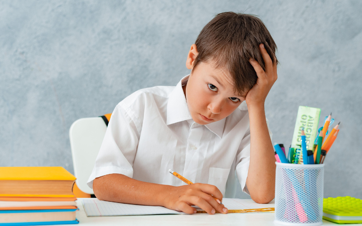 Когда ты не понимаешь предмет, пропустил много материала и тебе не интересен предмет, а так же ты подвергаешься излишнему психологическому давлению со стороны родителей и учителей, тяжело учиться. И домашние задания тут не помогут.