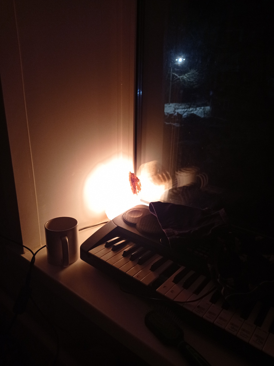 Кружка тёплой воды из термоса и светильник из солевого камня ✨