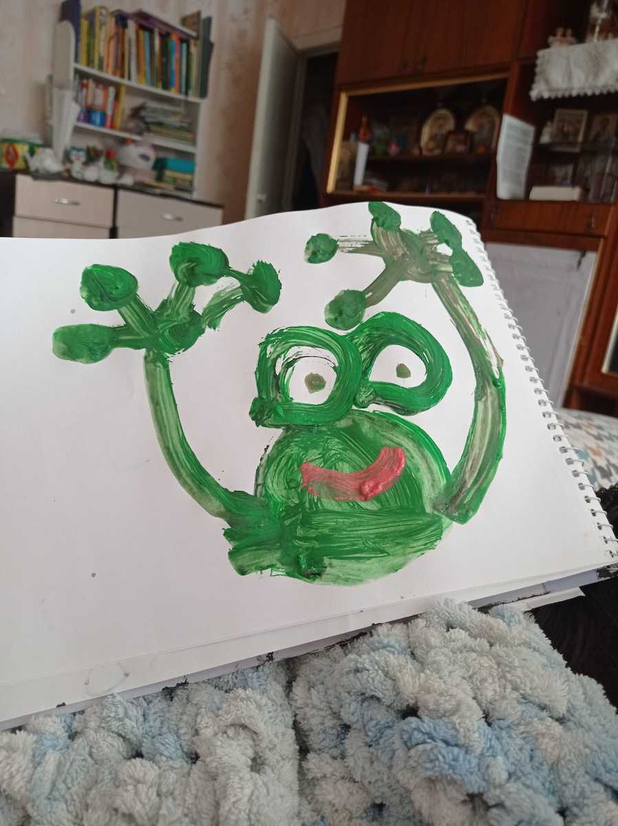 После сна меня встретила вот такая лягушка🙈Даю детям гуашь и альбомы,  либо воздушный пластелин, когда ложусь днём отдохнуть