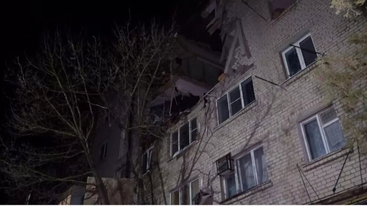 В результате взрыва обрушилось перекрытие между четвертым и пятым этажами одного из подъездов. Источник: Телеграм-канал главы МО Белореченского муниципального района Сергея Сидоренко