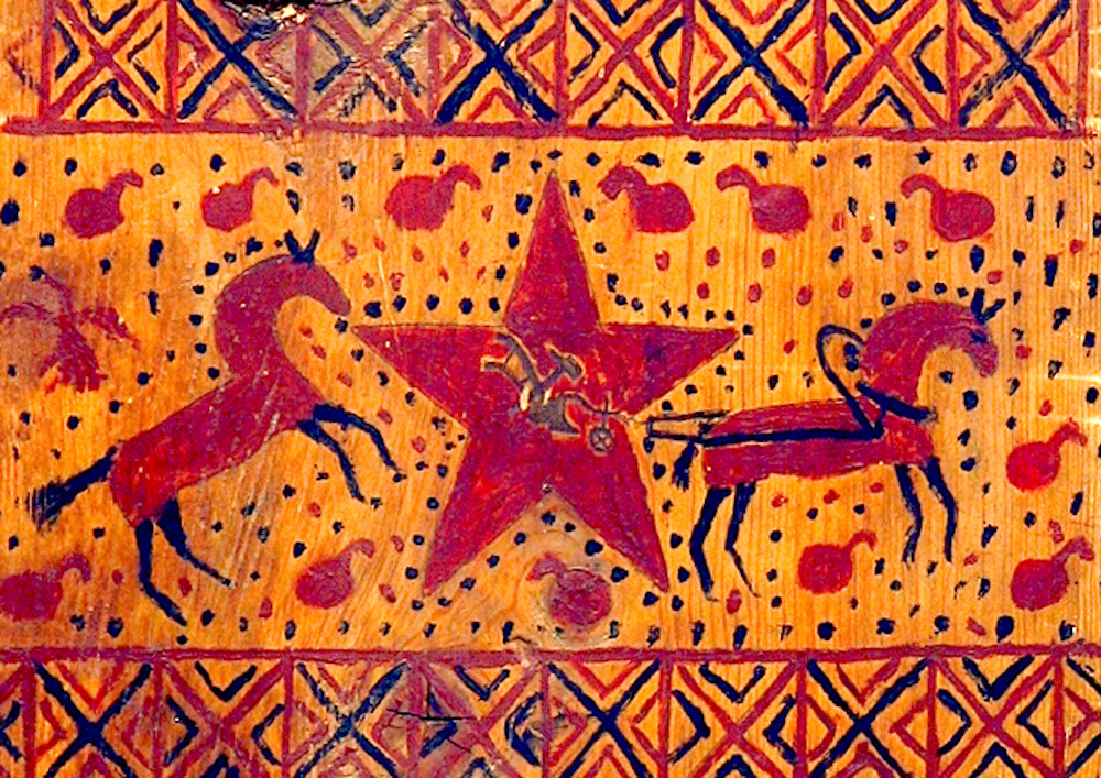 Исторические примеры народного творчества «на социальные темы»: прялка пинежская, 20-е годы XX в., дерево, резьба, роспись. Фото предоставлено музеем-заповедником «Малые Корелы»