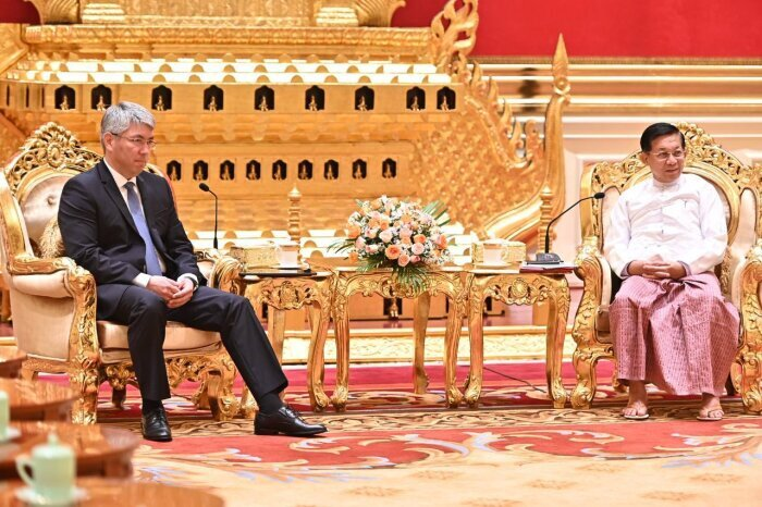 Осенью прошлого года глава Бурятии Алексей Цыденов был с визитом в Мьянме, где его принял премьер Мин Аун Хлайн / фото: телеграм-канал Алексея Цыденова 